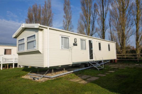 Lovely 6 berth caravan at Coopers Beach Park in Essex ref 49075P